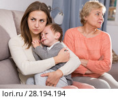 Two adult female are having disagreements with upbringing kid. Стоковое фото, фотограф Яков Филимонов / Фотобанк Лори