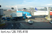 Подготовка к вылету самолета авиакомпании KLM в аэропорту Схипхол. Амстердам (2017 год). Редакционное видео, видеограф Виктор Карасев / Фотобанк Лори