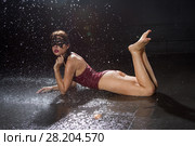 Девушка в маске мокнет под струями воды. Стоковое фото, фотограф Момотюк Сергей / Фотобанк Лори
