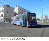 Бесплатный автобус от метро "Полежаевская" до "Авиапарка" поворачивает с улицы Куусинена на улицу Веры Волошиной. Хорошевский район. Город Москва (2018 год). Редакционное фото, фотограф lana1501 / Фотобанк Лори