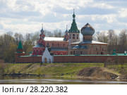 Храмы Староладожского Никольского монастыря облачным майским днем. Старая Ладога, Россия (2017 год). Стоковое фото, фотограф Виктор Карасев / Фотобанк Лори