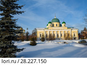 Город Тула. Вид на Преображенская церковь Успенского монастыря XIX века зимой на фоне синего неба (2018 год). Стоковое фото, фотограф Игорь Низов / Фотобанк Лори
