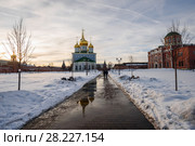 Город Тула. Весенний пейзаж с видом на Свято-Успенский собор и Богоявленский собор (Музей оружия) на территории Тульского кремля вечером (2018 год). Редакционное фото, фотограф Игорь Низов / Фотобанк Лори