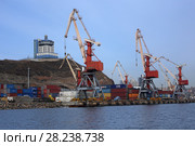 Терминал ВостокМорСервис и командно-диспетчерский пункт радиотехнического поста (РТП "ГОЛДОБИНА"). Мыс Голдобина, город Владивосток (2018 год). Редакционное фото, фотограф Алексей Гусев / Фотобанк Лори