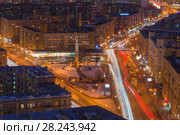Вид с высоты на ночную Москву. Обелиск Москва - город-герой на насыпном холме на пересечении Кутузовского проспекта и Большой Дорогомиловской улицы (2018 год). Редакционное фото, фотограф Алексей Бок / Фотобанк Лори