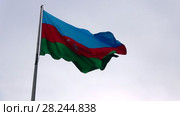 Развевающийся государственный флаг Азербайджана на фоне сумрачного неба (2017 год). Стоковое видео, видеограф Виктор Карасев / Фотобанк Лори
