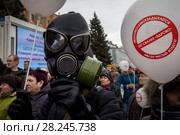 Участники митинга требуют закрытие полигона твердых бытовых отходов "Ядрово" на площади в центре города Волоколамска на фоне Волоколамского кремль, Московская область, Россия, 1 апреля 2018. Редакционное фото, фотограф Николай Винокуров / Фотобанк Лори