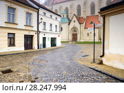 Старинная мощеная улица в историческом центре города, ведущая к храму Св. Николая. Зноймо, Чехия (2017 год). Редакционное фото, фотограф Bala-Kate / Фотобанк Лори
