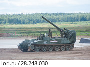 Советский самоходный 240-мм миномёт 2С4 Тюльпан (объект 240) поднимает ствол на Международном военно-техническом форуме "Армия-2017", вид сбоку. Московская область, полигон "Алабино" Редакционное фото, фотограф Малышев Андрей / Фотобанк Лори