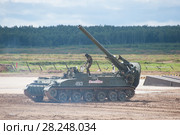Советский самоходный 240-мм миномёт Тюльпан 2С4 (объект 240) поднимает ствол на Международном военно-техническом форуме "Армия-2017". Московская область, полигон "Алабино" Редакционное фото, фотограф Малышев Андрей / Фотобанк Лори