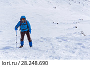 Climber goes up the snow-covered mountain slope. Стоковое фото, фотограф Евгений Харитонов / Фотобанк Лори