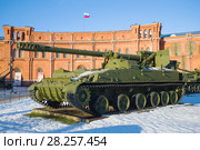 Самоходная артиллерийская установка 2С5 «Гиацинт-С» в артиллерийском музее солнечным январским днем. Санкт-Петербург (2017 год). Редакционное фото, фотограф Виктор Карасев / Фотобанк Лори
