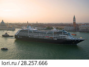 Круизный лайнер "Azamara Quest" проходит пролив Джудека. Венеция (2017 год). Редакционное фото, фотограф Виктор Карасев / Фотобанк Лори