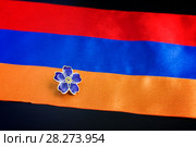Незабудка на флаге Армении. Незабудка - символ столетия геноцида армян, был разработан в 2015 году и получил широкое распространение в Армении, армянской диаспоре и среди сочувствующих. Стоковое фото, фотограф Papoyan Irina / Фотобанк Лори