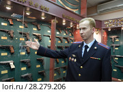 Эксперт-криминалист полиции демонстрирует образцы оружия в экспертно-криминалистическом центре полиции (2016 год). Редакционное фото, фотограф Free Wind / Фотобанк Лори