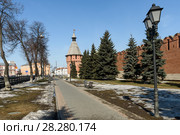 Город Тула. Пешеходная аллея с видом на Спасскую башню Тульского Кремля на фоне синего неба весной (2018 год). Редакционное фото, фотограф Игорь Низов / Фотобанк Лори