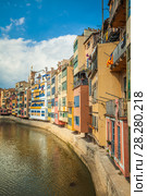 View from the Eiffel bridge of the river Onyar and buildings of Girona. Стоковое фото, фотограф Сергей Цепек / Фотобанк Лори