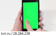 Перелистывание страниц на смартфоне на зеленом экране, вертикальное положение телефона. Стоковое видео, видеограф Кекяляйнен Андрей / Фотобанк Лори