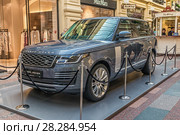 Полноразмерный люксовый полноприводный внедорожник Range Rover Autobiography 2018 модельного года на выставке «70 лет Land Rover». ГУМ, Москва. Редакционное фото, фотограф Владимир Сергеев / Фотобанк Лори