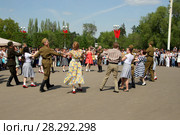 Празднование Дня Победы на ВДНХ. Люди танцуют под музыку военных лет. 9 мая 2016 год. Редакционное фото, фотограф Щеголева Ольга / Фотобанк Лори