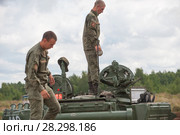 Танкисты грузят боекомплект в основной российский боевой танк Т-72Б на полигоне, Международный военно-технический форум "Армия-2017", Алабино в Московской области. Редакционное фото, фотограф Малышев Андрей / Фотобанк Лори