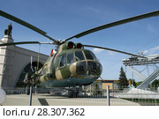 Транспортно-десантный вертолет Ми-8Т в экспозиции «Авиация и космонавтика». Город Москва, ВДНХ (2016 год). Редакционное фото, фотограф Щеголева Ольга / Фотобанк Лори