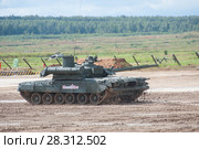Основной газотурбинный российский боевой танк Т-80У в движении на Международном военно-техническом форуме "Армия-2017" на полигоне "Алабино" в Московской области. Редакционное фото, фотограф Малышев Андрей / Фотобанк Лори