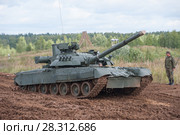Российский основной газотурбинный танк Т-80У движется сквозь бездорожье на Международном военно-техническом форуме "Армия-2017" на полигоне "Алабино" в Московской области, вид сбоку. Редакционное фото, фотограф Малышев Андрей / Фотобанк Лори