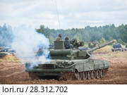 Российский газотурбинный основной боевой танк Т-80У едет по бездорожью на Международном военно-техническом форуме "Армия-2017" на полигоне "Алабино" в Московской области, вид сзади. Редакционное фото, фотограф Малышев Андрей / Фотобанк Лори