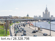 Москворецкая набережная, уникальный парящий мост и сталинская высотка на Котельнической набережной Москвы-реки (2018 год). Редакционное фото, фотограф Алёшина Оксана / Фотобанк Лори