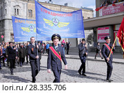 Выборг. День Победы. Представители Государственного университета гражданской авиации в праздничной колонне (2017 год). Редакционное фото, фотограф Илюхина Наталья / Фотобанк Лори