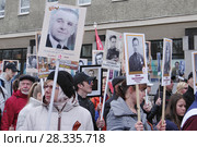 Выборг. Люди с портретами фронтовиков-победителей. Акция "Бессмертный полк" на проспекте Ленина 9 мая (2017 год). Редакционное фото, фотограф Илюхина Наталья / Фотобанк Лори