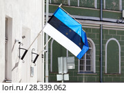 Эстонский флаг на фоне флага Евросоюза. Эстония (2018 год). Редакционное фото, фотограф Кекяляйнен Андрей / Фотобанк Лори