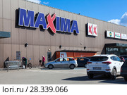 Супермаркет Maxima XX в городе Курессааре, остров Сааремаа, Эстония (2018 год). Редакционное фото, фотограф Кекяляйнен Андрей / Фотобанк Лори