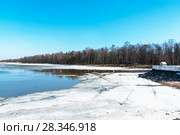 Прибрежный лед на заливе у дворца Монплезир. Петергоф (2018 год). Редакционное фото, фотограф Александр Щепин / Фотобанк Лори