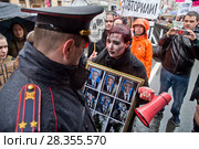 Участники первомайской демонстрации. Партия мёртвых. Задержание активистки Варвары Михайловой с плакатом с портретами Путина.  Санкт-Петербург. (2018 год). Редакционное фото, фотограф Евгений Кашпирев / Фотобанк Лори