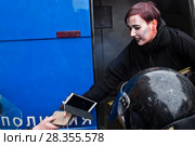 Участники первомайской демонстрации. Партия мёртвых. Задержание активистки Варвары Михайловой с плакатом с портретами Путина.  Санкт-Петербург. (2018 год). Редакционное фото, фотограф Евгений Кашпирев / Фотобанк Лори