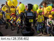 Робот Promobot во главе праздничного первомайского шествия в честь открытия юбилейного сезона Парка Горького в городе Москве, Россия (2018 год). Редакционное фото, фотограф Николай Винокуров / Фотобанк Лори