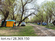 Палаточный лагерь на берегу реки "Кривой бузан" . Деревня "Черёмуха". Астраханская область (2018 год). Редакционное фото, фотограф Игорь Низов / Фотобанк Лори