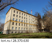 Пятиэтажный кирпичный дом (построен в 1951 году). ЗАО «Научно-технический центр „Комсет”». 1-я Парковая улица, 7. Район Измайлово. Город Москва (2018 год). Стоковое фото, фотограф lana1501 / Фотобанк Лори