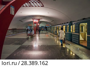 Поезд на станции метро "Алма-Атинская". Московский метрополитен (2018 год). Редакционное фото, фотограф Алёшина Оксана / Фотобанк Лори