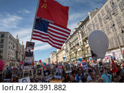 Флаги стран победителей во Второй мировой войне - СССР и США развиваются над участниками акции "Бессмертный полк - Москва" на Тверской улице города Москвы в День Победы 9 мая 2018 года, Россия. Редакционное фото, фотограф Николай Винокуров / Фотобанк Лори