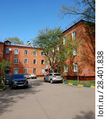 Skhodnya, Russia - May 07. 2018. residential buildings of red brick in old buildings. Редакционное фото, фотограф Володина Ольга / Фотобанк Лори