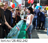 "Бессмертный полк" на Тверской улице. Раздача воды волонтерами. Москва, 9 мая 2018 года. Редакционное фото, фотограф Ирина Быстрова / Фотобанк Лори