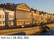 Особняк графа Румянцева на Английской набережной в лучах заходящего солнца. Санкт-Петербург (2018 год). Редакционное фото, фотограф Виктор Карасев / Фотобанк Лори