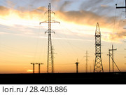 Россия,Тюменская область, Уватский район, Кальчинское месторождение нефти,  линии электропередач на месторождении. Стоковое фото, фотограф Александр Циликин / Фотобанк Лори