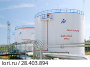 Россия, Тюменская область, Уватский район, Кальчинское месторождение нефти,  емкости для нефти (2008 год). Редакционное фото, фотограф Александр Циликин / Фотобанк Лори