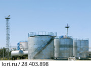 Россия, Тюменская область,   Уватский район;  Усть-Тегусское нефтяное месторождение; обустройство  месторождения, емкости для нефти. Стоковое фото, фотограф Александр Циликин / Фотобанк Лори