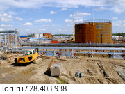 Россия, Тюменская область,   Уватский район;  Усть-Тегусское нефтяное месторождение; спецтехника, работы по обустройству месторождения, трубы (2009 год). Редакционное фото, фотограф Александр Циликин / Фотобанк Лори