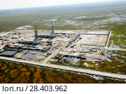 Россия, Сибирь, Тюменская область, Уватский район; Усть-Тегусское нефтяное месторождение;   обустройство  нового месторождения,  буровые, дорога. Вид с вертолёта. Стоковое фото, фотограф Александр Циликин / Фотобанк Лори
